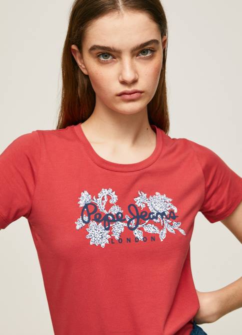 estudio_rojo_playera_con_logo_estampado_pepe_jeans_06x4384_mujer.jpg estudio rojo playera con logo estampado Pepe Jeans 06X4384 mujer - Imagen 1